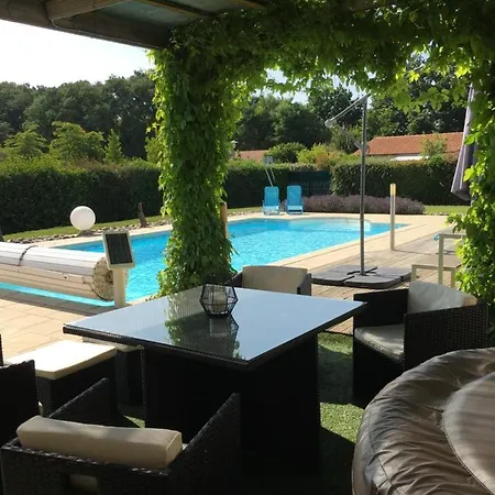 La Chambre Des Amis Parthenay Exterior photo